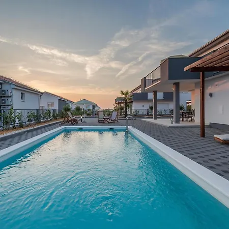 Comfort With Swimming Pool And Terrace וילה Sukošan
