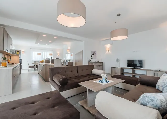 Comfort With Swimming Pool And Terrace 빌라 Sukošan