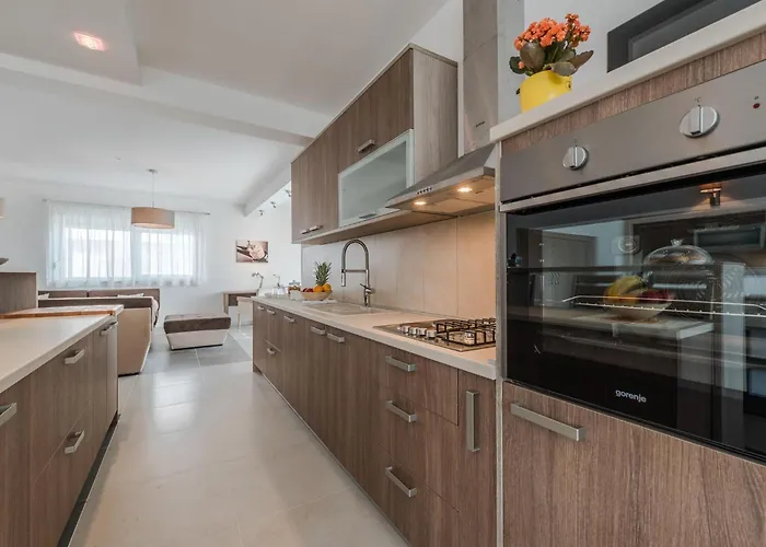 Comfort With Swimming Pool And Terrace וילה Sukošan