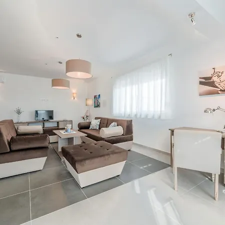 Βίλα Comfort With Swimming Pool And Terrace