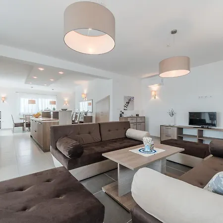 Comfort With Swimming Pool And Terrace Βίλα Sukošan