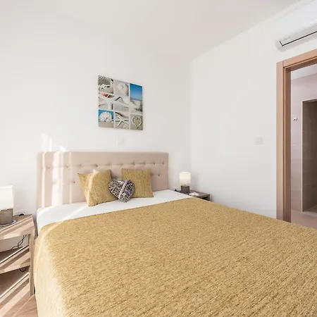 Comfort With Swimming Pool And Terrace Sukošan