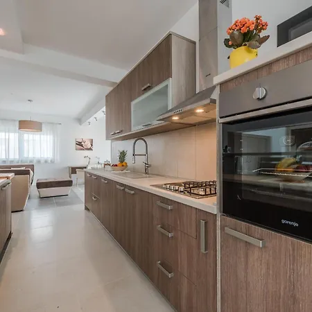Comfort With Swimming Pool And Terrace Βίλα Sukošan