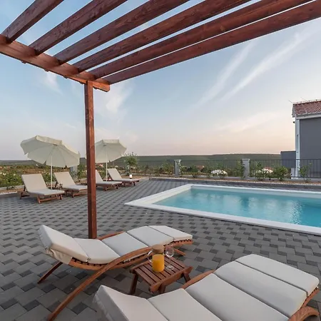 Βίλα Comfort With Swimming Pool And Terrace